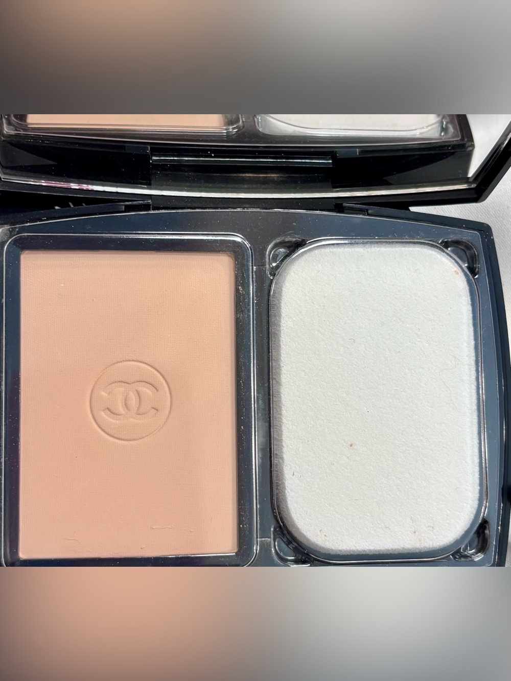 CHANEL Ultra Le Teint Compact in B10 - Picture 6 of 6